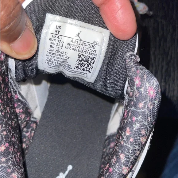 Jordan 3 Retro Big kids Sneakers in White and Pink Vintage Floral. Brand New‼️ - Picture 8 of 11